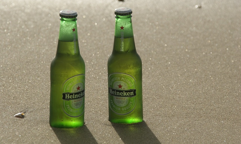 heineken flesjes op strand // Pixabay